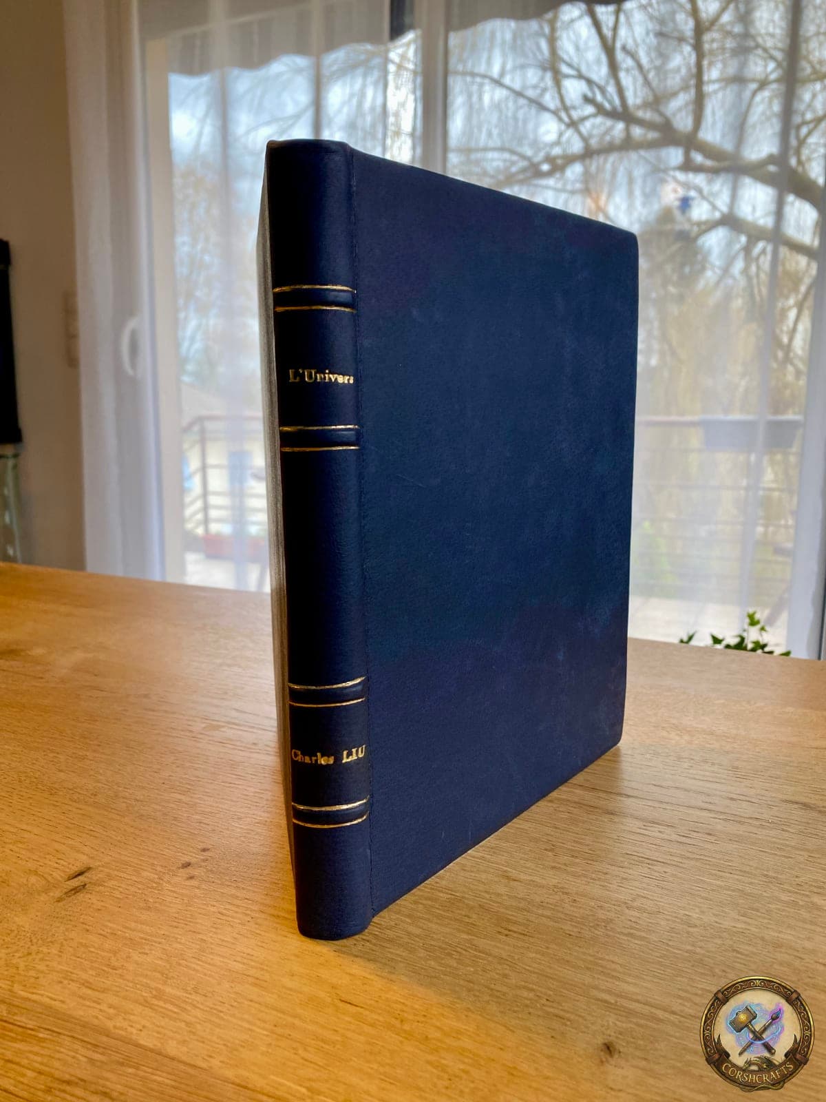 Reliure cuir L'Univers de Charles LIU